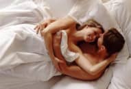 Những cách ngủ giúp cải thiện chuyện chăn gối của các cặp đôi