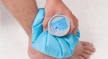 Bị bong gân nên chườm nóng hay chườm đá
