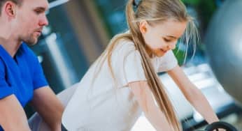 Hướng dẫn phục hồi chức năng cho trẻ bị di chứng viêm não theo BYT