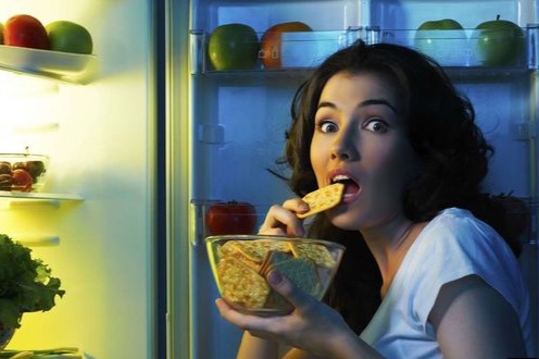 Ăn khuya có thể liên quan đến tăng nguy cơ bệnh gan: Người trên 50 cần lưu ý gì