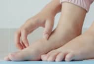 Bệnh nước ăn chân tay mùa mưa bão xử lý như thế nào