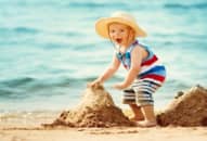 Bí quyết bảo vệ sức khỏe của trẻ trong mùa du lịch biển