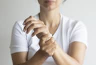 Cẩn trọng dấu hiệu tê bì tay chân, chuột rút buổi sáng