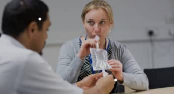 Chẩn đoán sức khỏe đường ruột dễ dàng hơn nhờ xét nghiệm test hơi thở