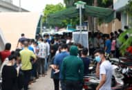 Hàng trăm người chen lấn chờ xét nghiệm PCR, test nhanh COVID-19 tại Hà Nội