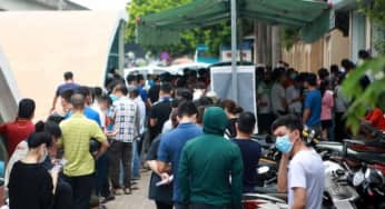 Hàng trăm người chen lấn chờ xét nghiệm PCR, test nhanh COVID-19 tại Hà Nội