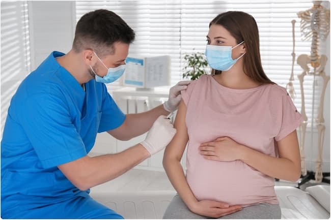 Có nên tiêm vắc xin COVID-19 cho phụ nữ mang thai?
