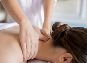 Điều trị đau vai gáy hiệu quả bằng phương pháp bấm huyệt