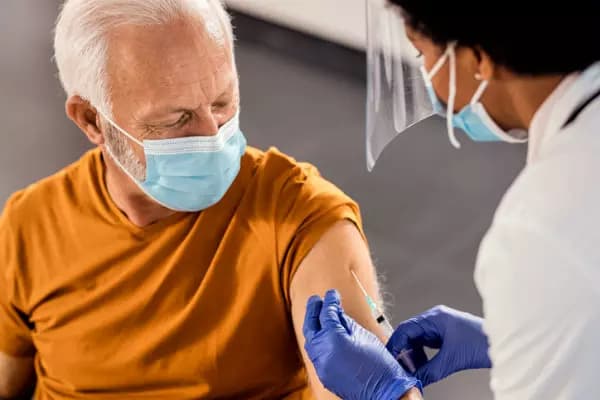 Có nên tiêm chủng vắc xin ngừa COVID-19 cho người cao tuổi hay không?