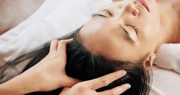 Rụng tóc tuổi mãn kinh: 7 thói quen hồi sinh mái tóc