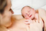 Phương pháp hạ sốt tự nhiên cho con: Skin to Skin (Da tiếp da)