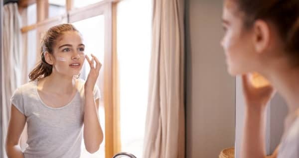 Từ tuổi 40: ưu tiên chống nắng hay chống lão hóa?