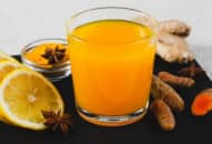 Uống nước chanh nghệ mỗi sáng mang lại lợi ích gì
