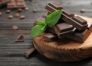 Vì sao ăn socola đen giúp ích cho giấc ngủ